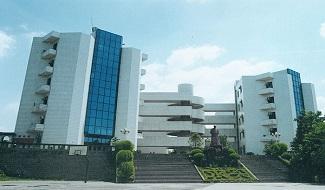 3月16日下午，数学组全体教师在高三17班聆听了戴兆祥老师执教的一堂《高三客观题的解法》的数学复习研讨课。针对学生的存在的问题和高考的要求精选题目，戴老师精心准备，认真备课，重点突出，突出方法，学以致用。