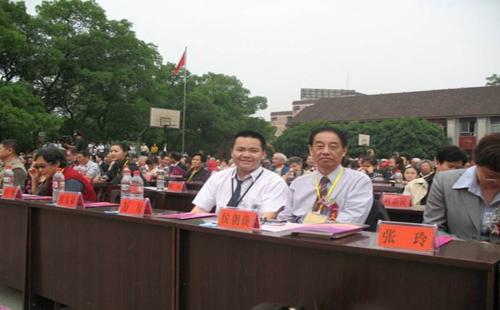 3月16日下午，数学组全体教师在高三17班聆听了戴兆祥老师执教的一堂《高三客观题的解法》的数学复习研讨课。针对学生的存在的问题和高考的要求精选题目，戴老师精心准备，认真备课，重点突出，突出方法，学以致用。