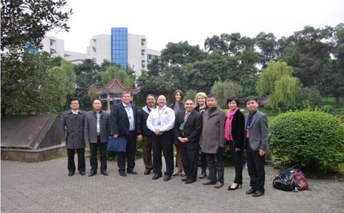 3月16日下午，数学组全体教师在高三17班聆听了戴兆祥老师执教的一堂《高三客观题的解法》的数学复习研讨课。针对学生的存在的问题和高考的要求精选题目，戴老师精心准备，认真备课，重点突出，突出方法，学以致用。